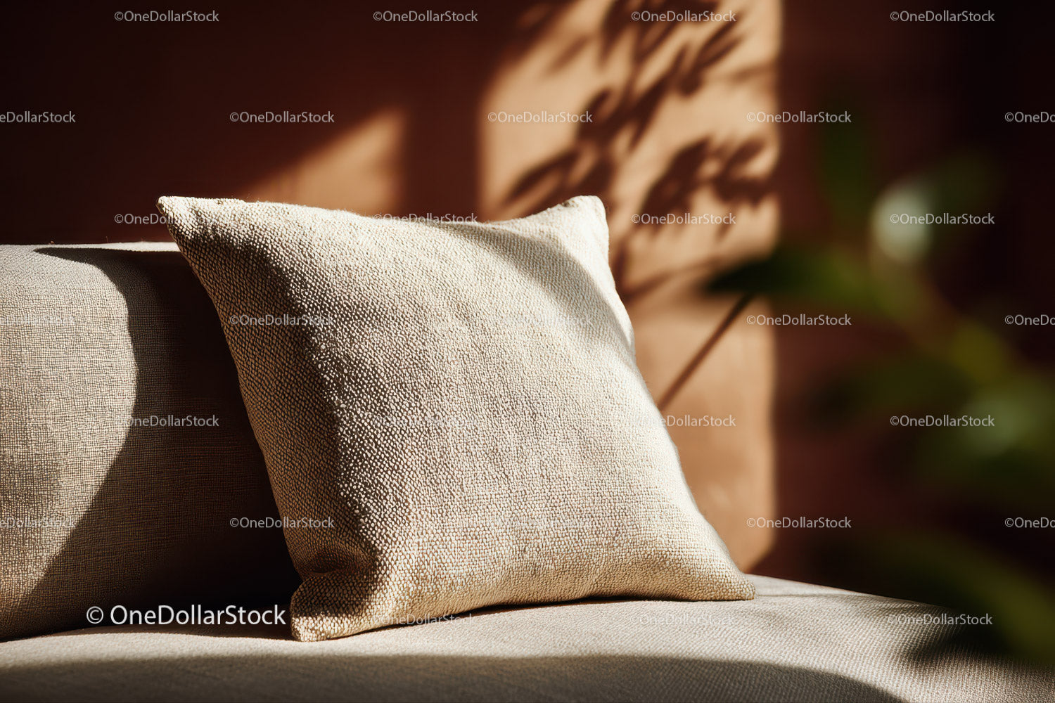 Beżowe poduszki i sofa w przytulnym, nowoczesnym salonie