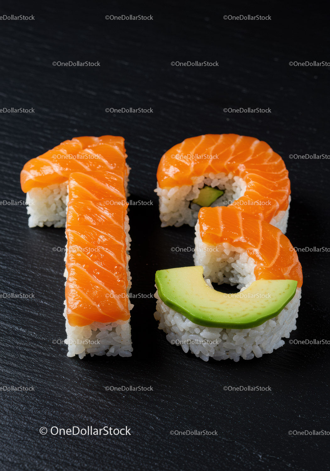 Osiemnaście rolek sushi z łososiem i awokado