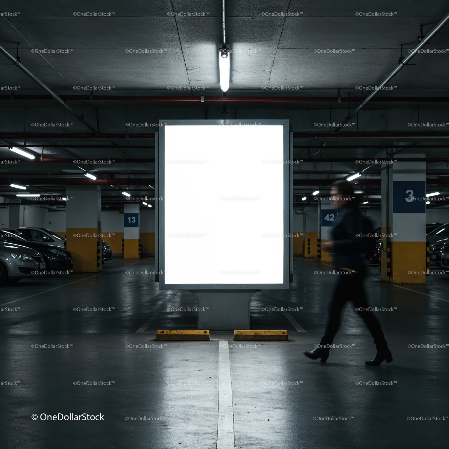 Niewyraźny widok pieszego przechodzącego obok oświetlonego billboardu w garażu