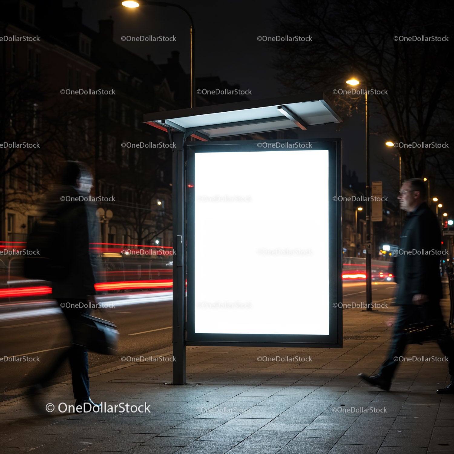 Dwóch biznesmenów przechodzących obok oświetlonego billboardu ulicznego