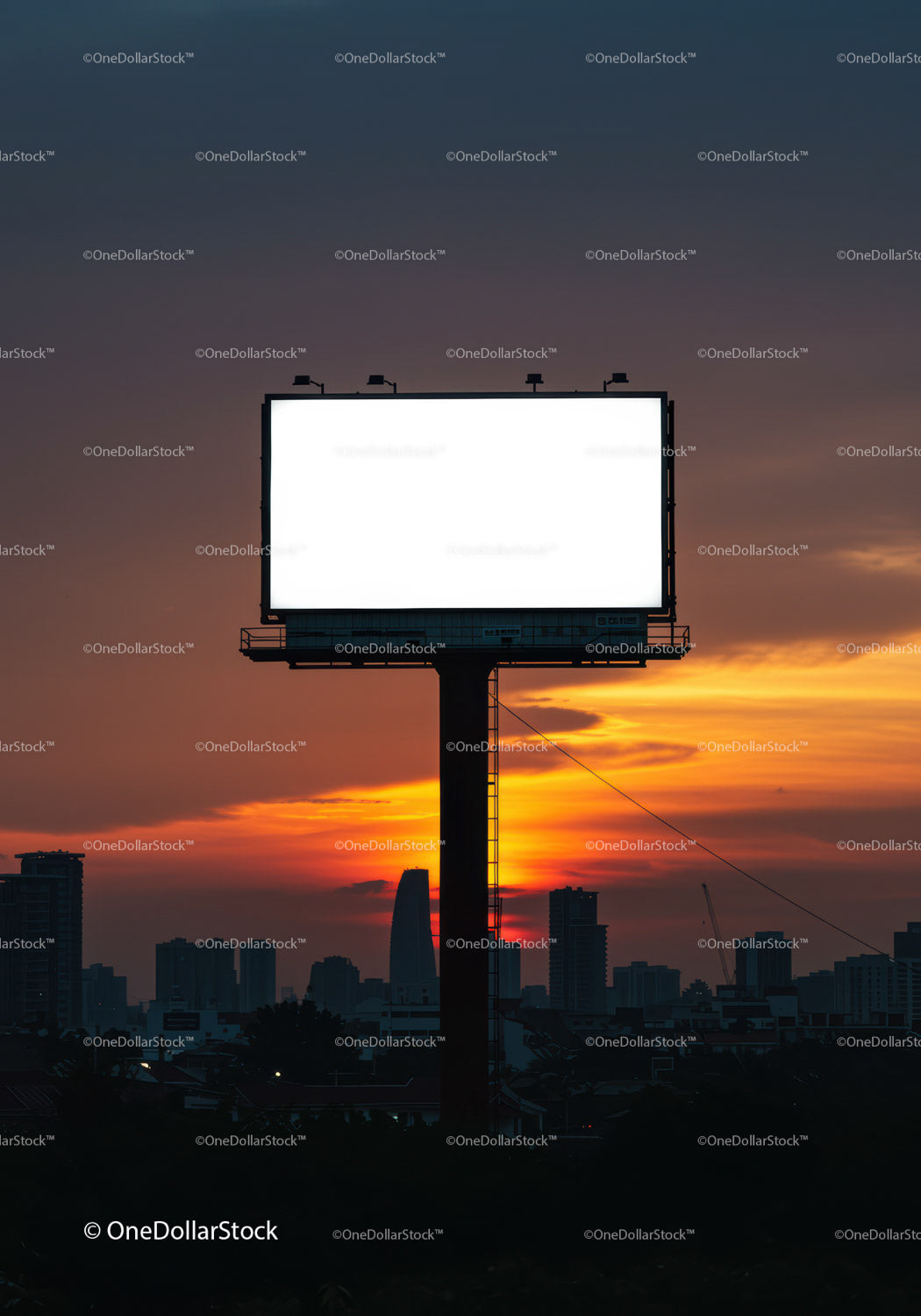 Pusty, oświetlony billboard o zachodzie słońca nad panoramą miasta