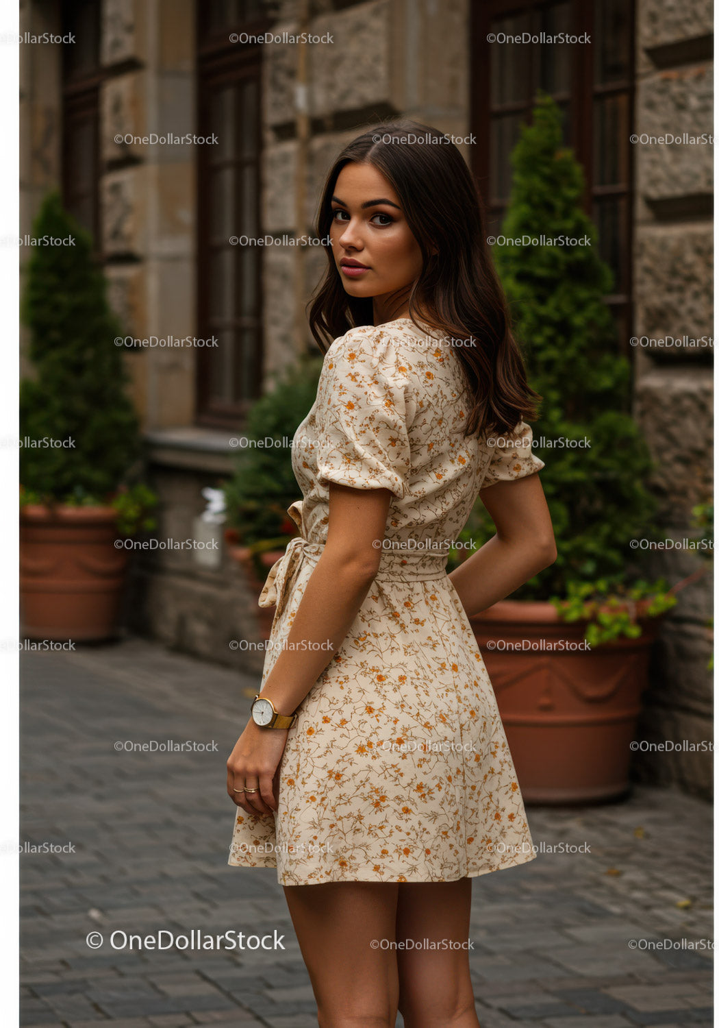Elegancka młoda kobieta w kwiecistej sukience na miejskiej ulicy