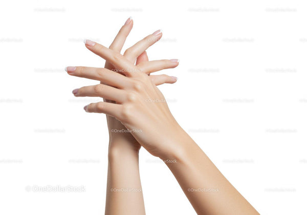 Eleganckie damskie dłonie splecione z francuskim manicure