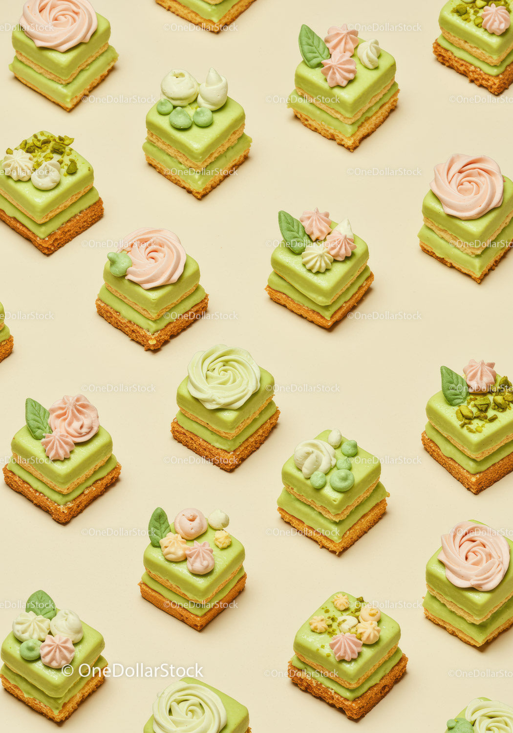 Delikatne zielone mini torty z kwiatowymi dekoracjami z kremu maślanego