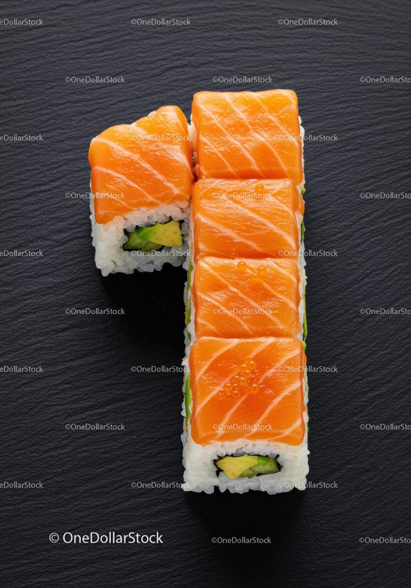 Świeże sushi z łososia ułożone w kształt cyfry jeden