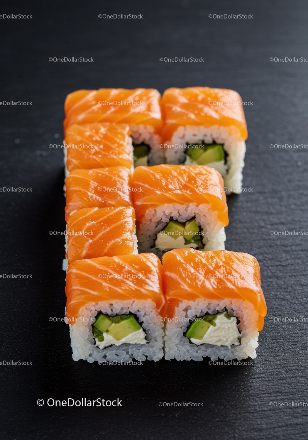 Świeże rolki sushi z łososiem, awokado i serkiem śmietankowym