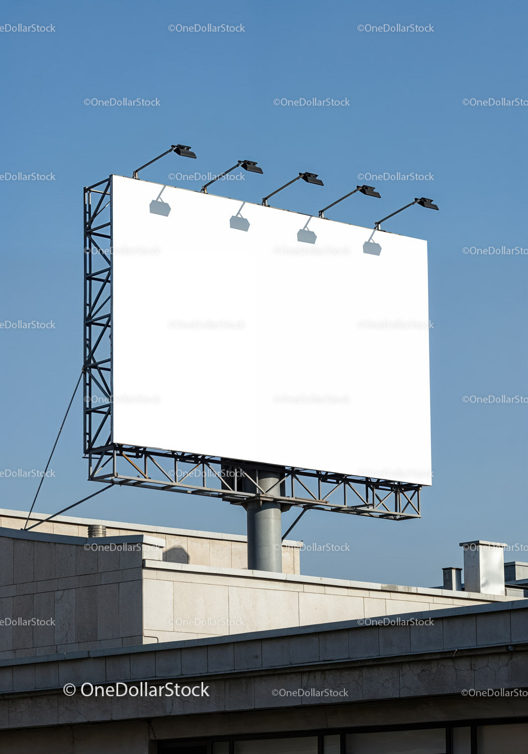 Pusta zewnętrzna tablica reklamowa nad budynkiem pod czystym niebem