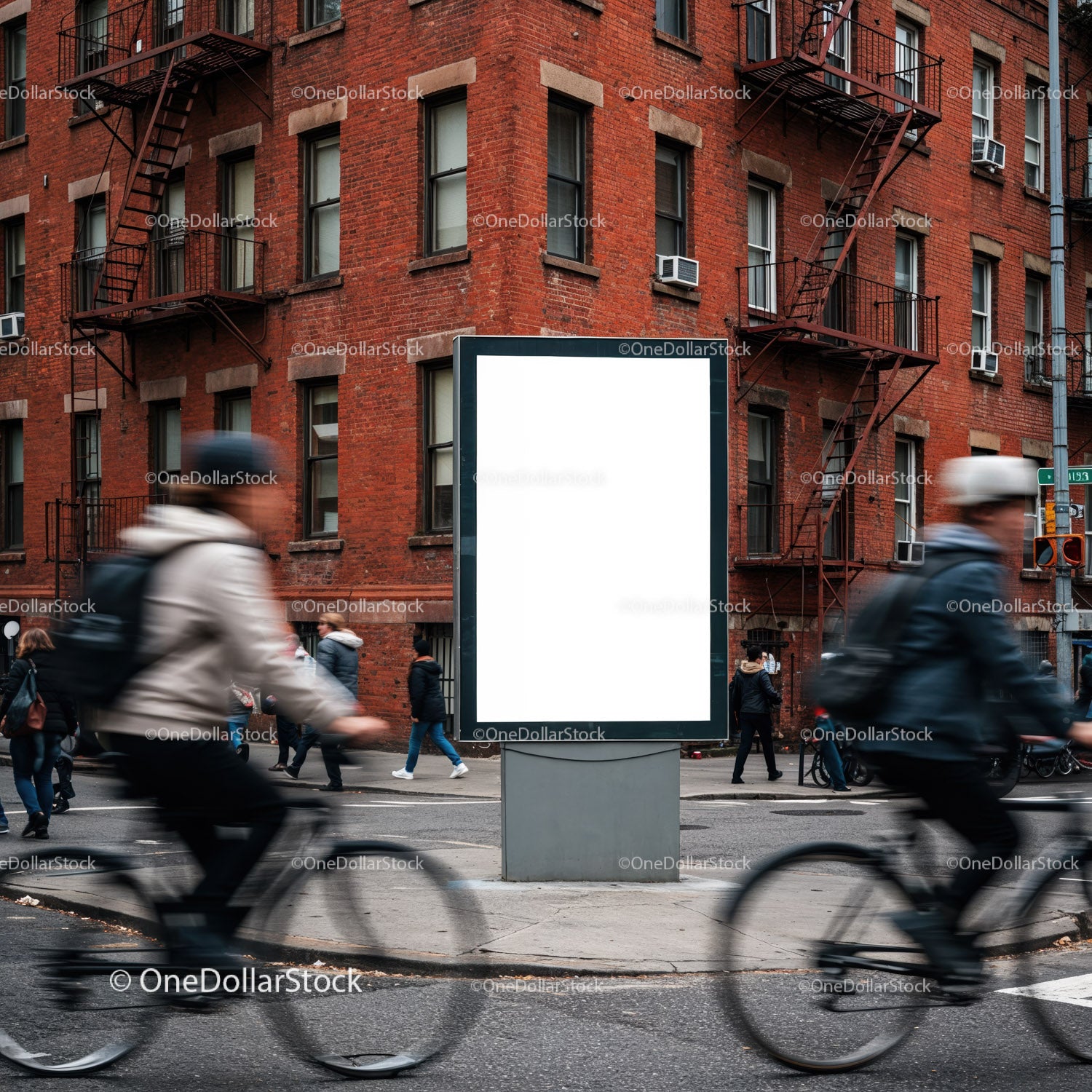 Róg ulicy miejskiej z pustym billboardem i rowerzystami