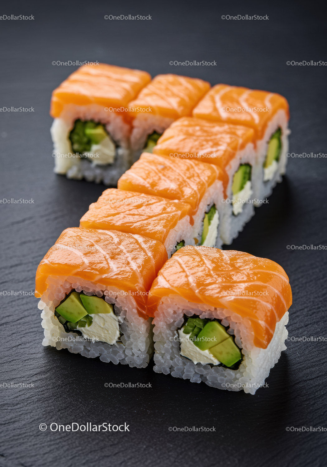 Świeże rolki sushi z łososiem, awokado i serkiem śmietankowym
