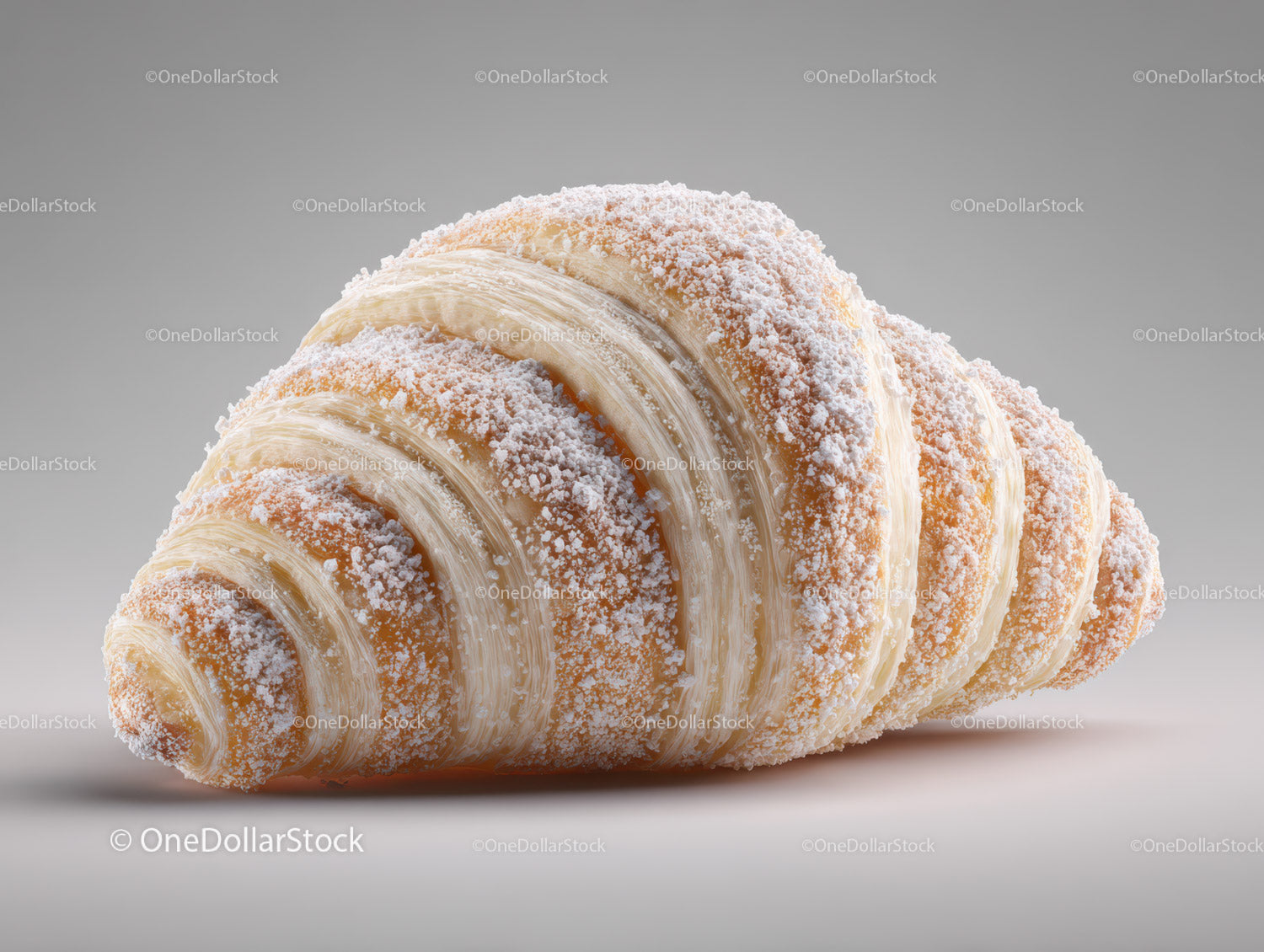 Złoty Croissant z cukrem pudrem na neutralnym tle
