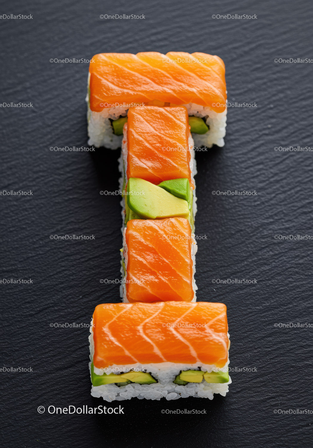 Świeże rolki sushi z łososiem ułożone w wyrazistym kształcie