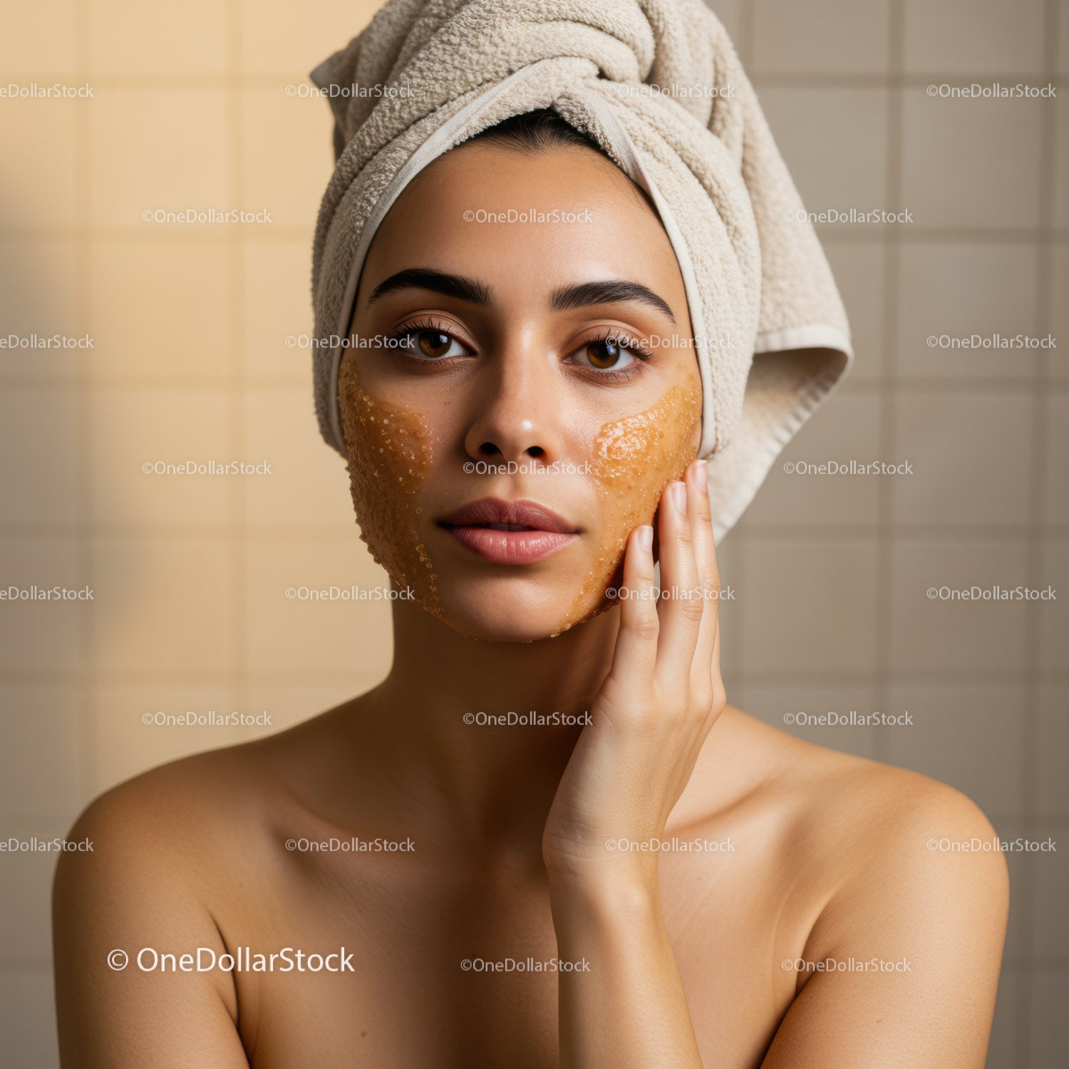 Młoda kobieta nakładająca maseczkę na twarz ręcznikiem w salonie spa