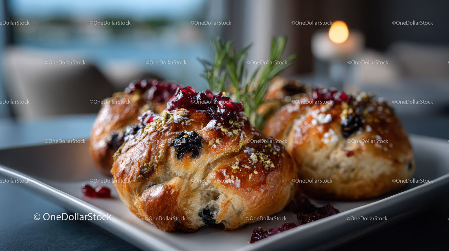 Świeże muffiny jagodowe z polewą jagodową na białym talerzu