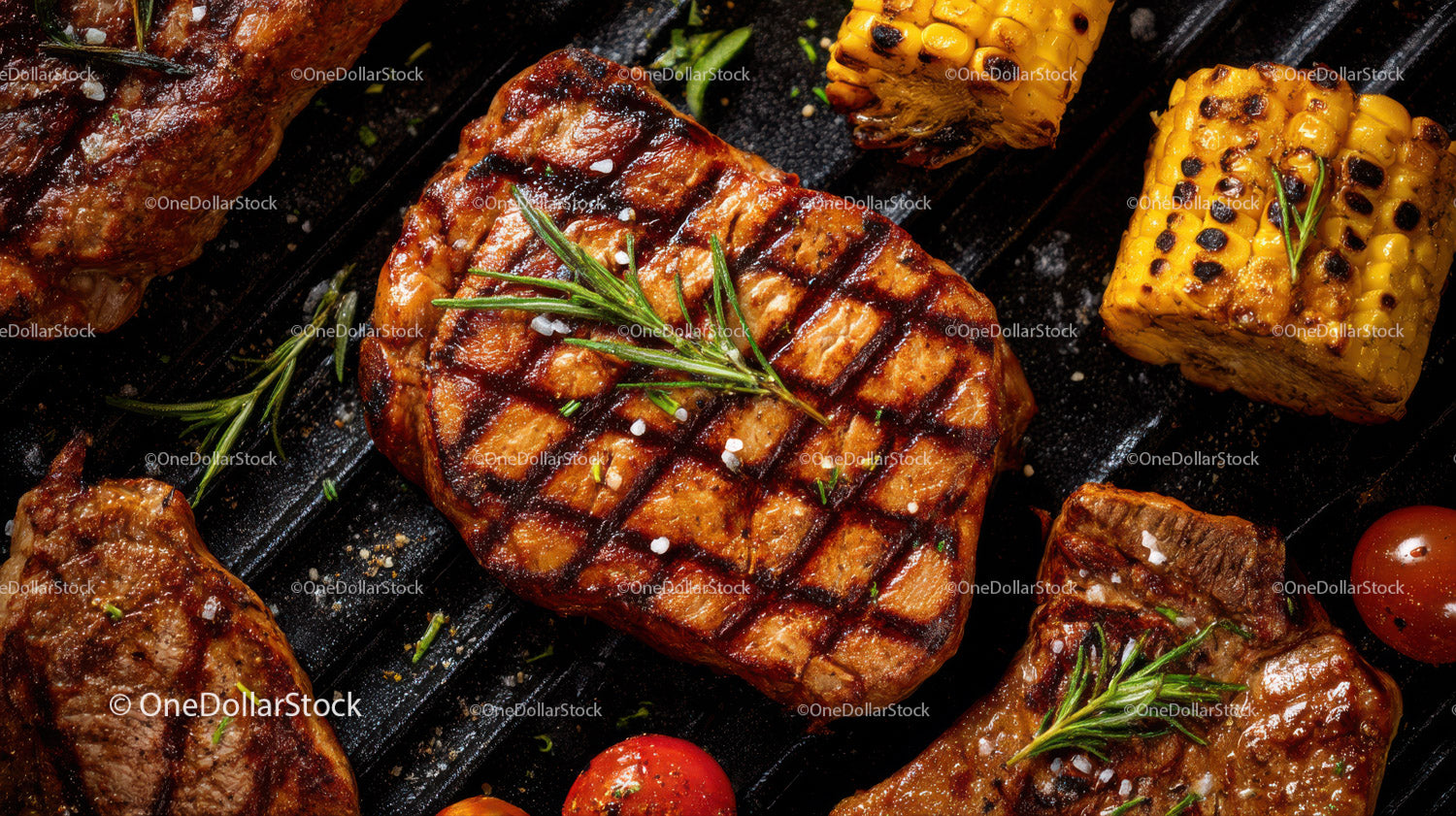 Soczyste grillowane steki wołowe z kukurydzą i pomidorkami koktajlowymi na grillu BBQ