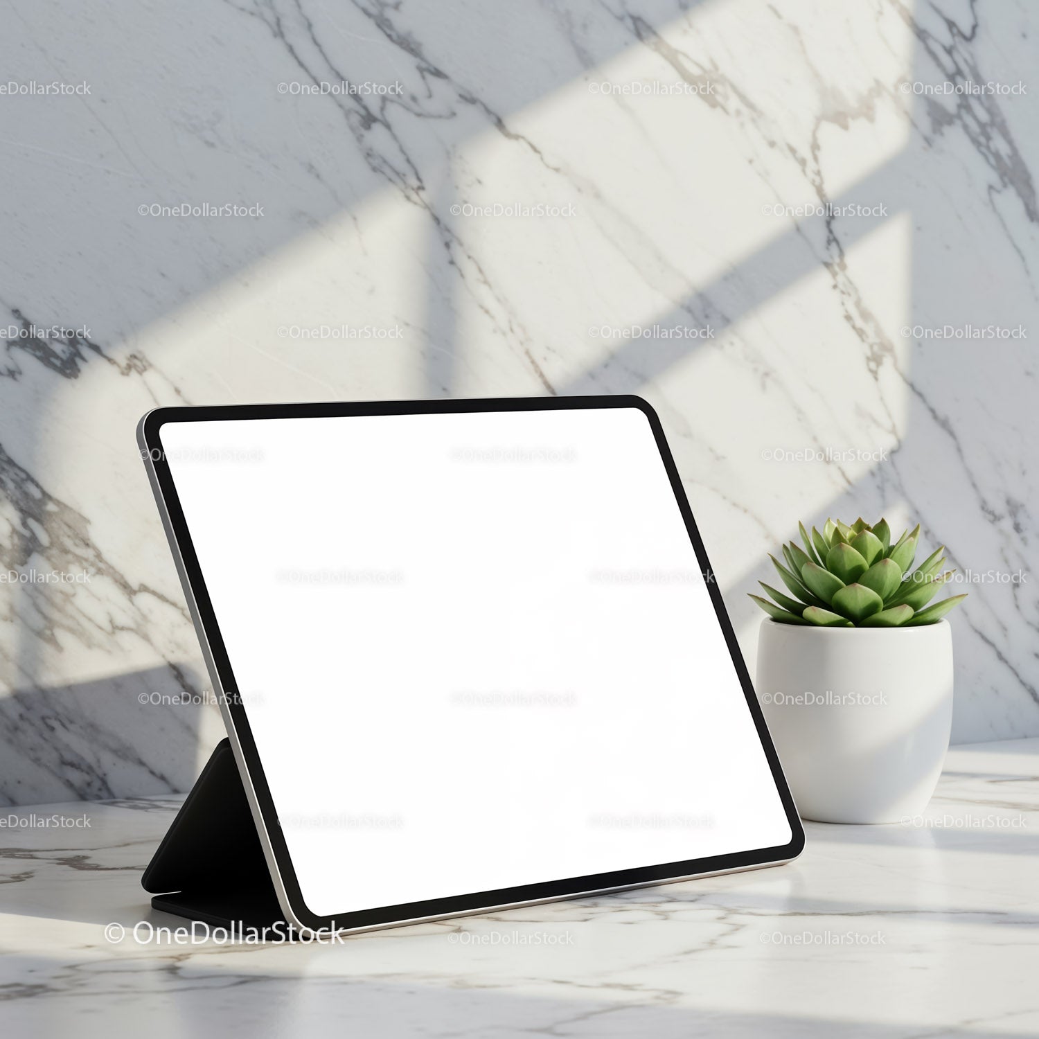 Cyfrowy tablet z pustym ekranem na powierzchni marmurowej