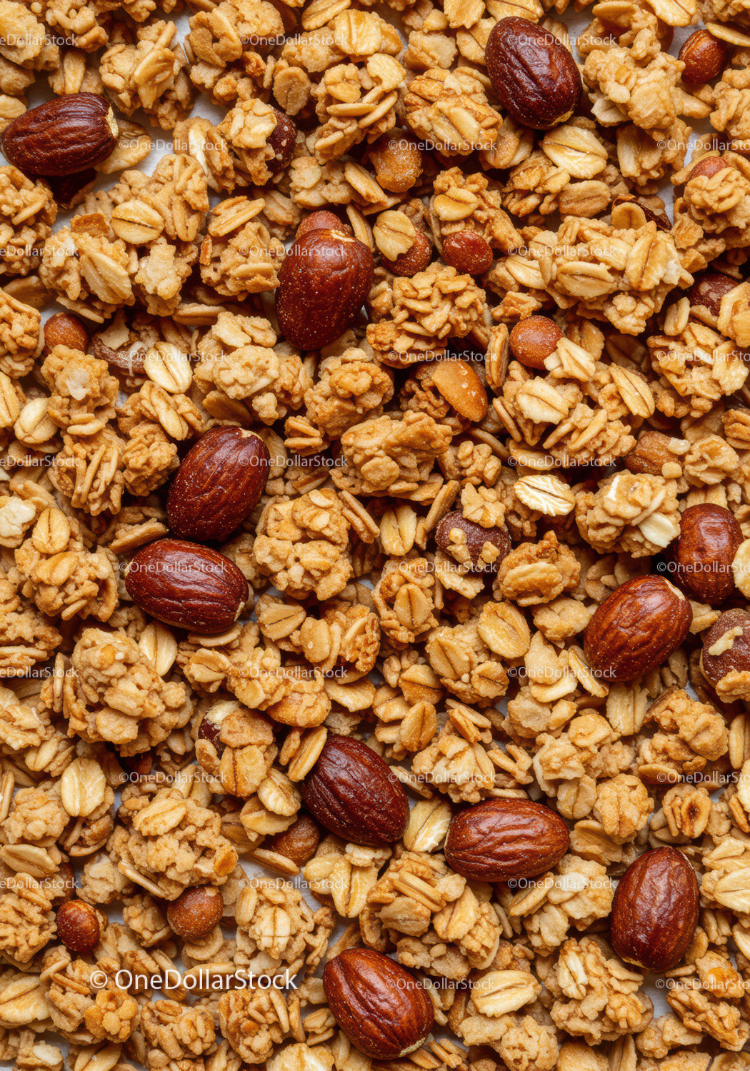 Chrupiąca granola z prażonymi migdałami w zbliżeniu