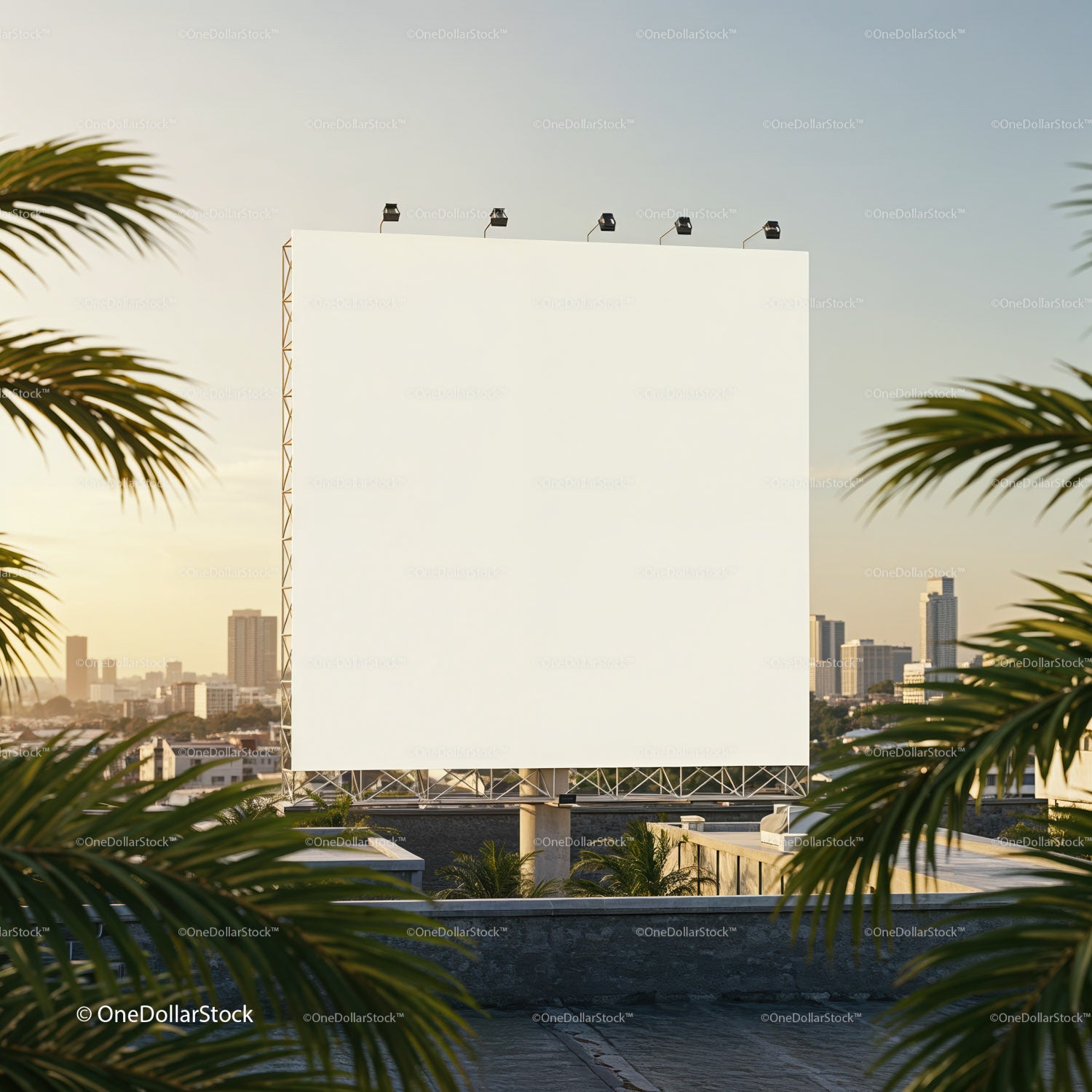 Duży, pusty billboard na dachu z panoramą miasta