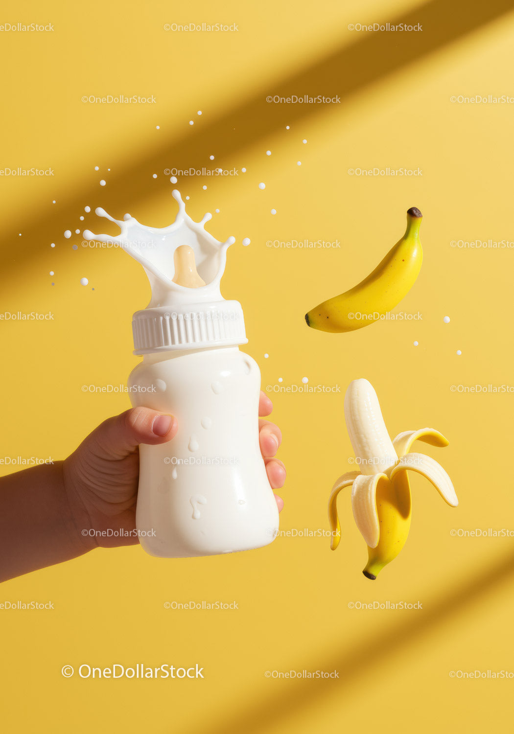 Butelka dla dziecka z odrobiną mleka i świeżymi bananami na żółtym tle