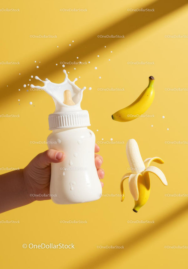 Butelka dla niemowląt z rozpryskiem mleka i świeżymi bananami na żółtym tle