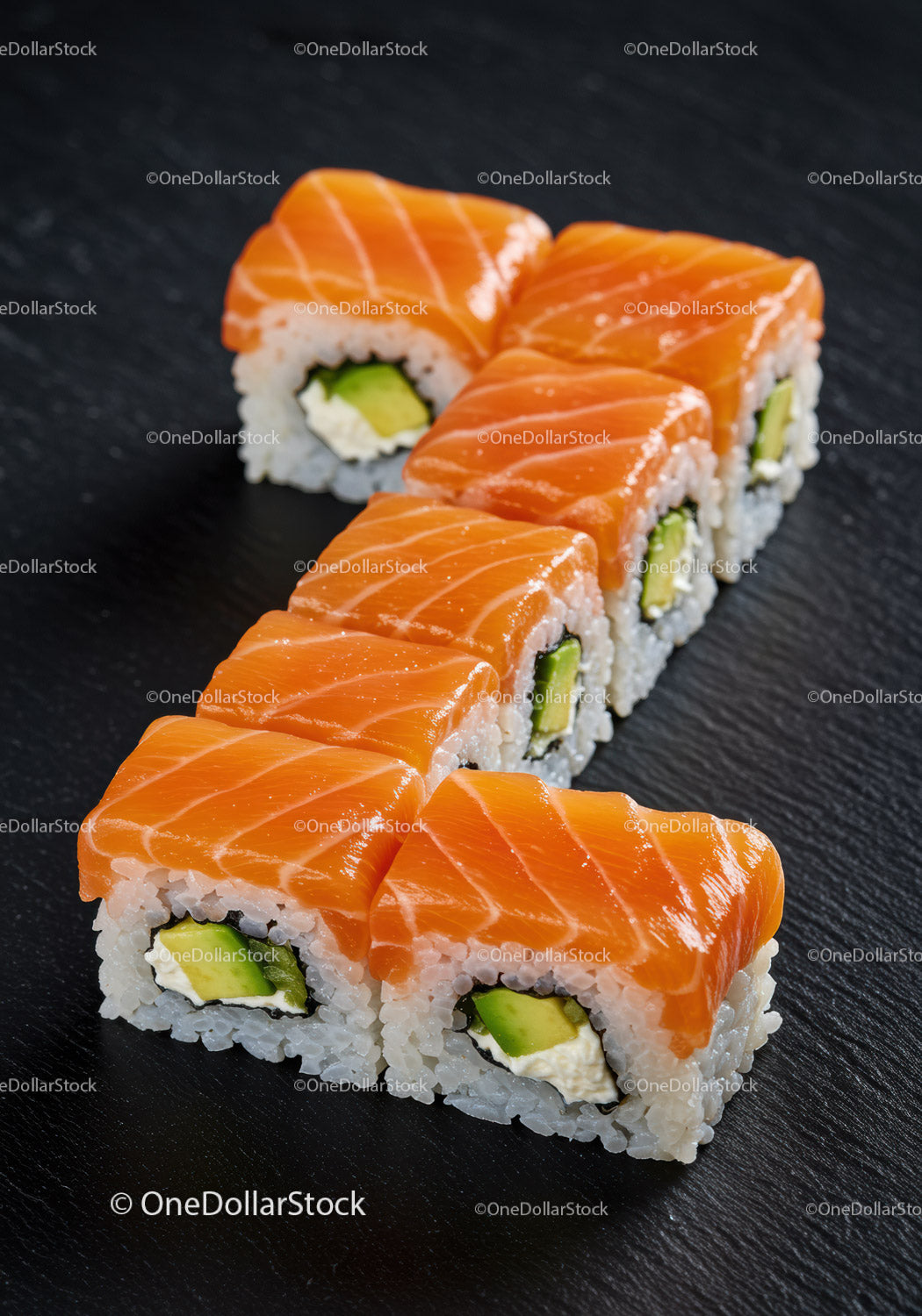 Świeże rolki sushi z łososiem, awokado i serkiem śmietankowym