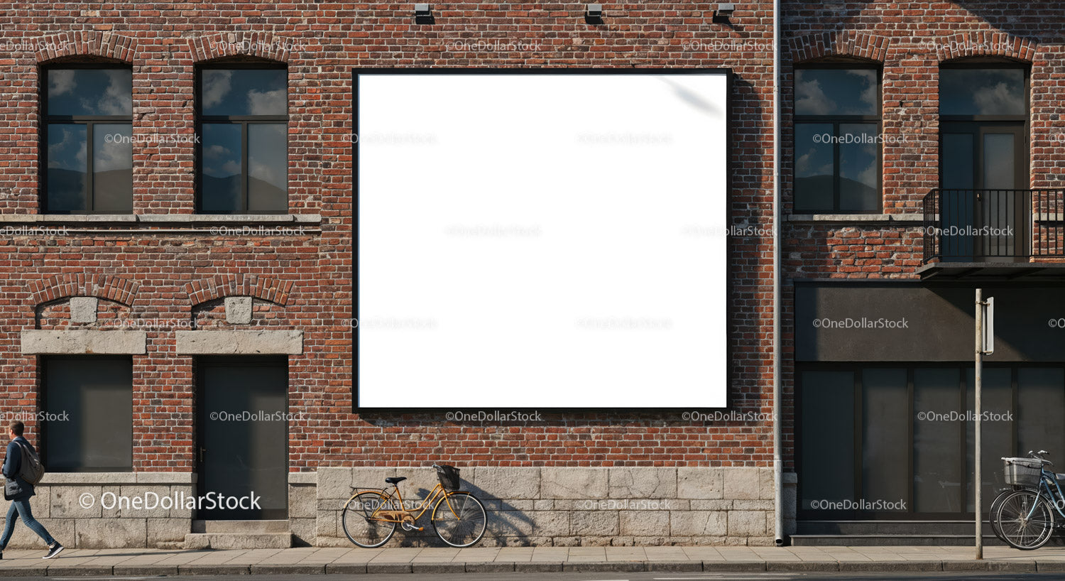 Miejski mur z cegły z dużym pustym billboardem i rowerami