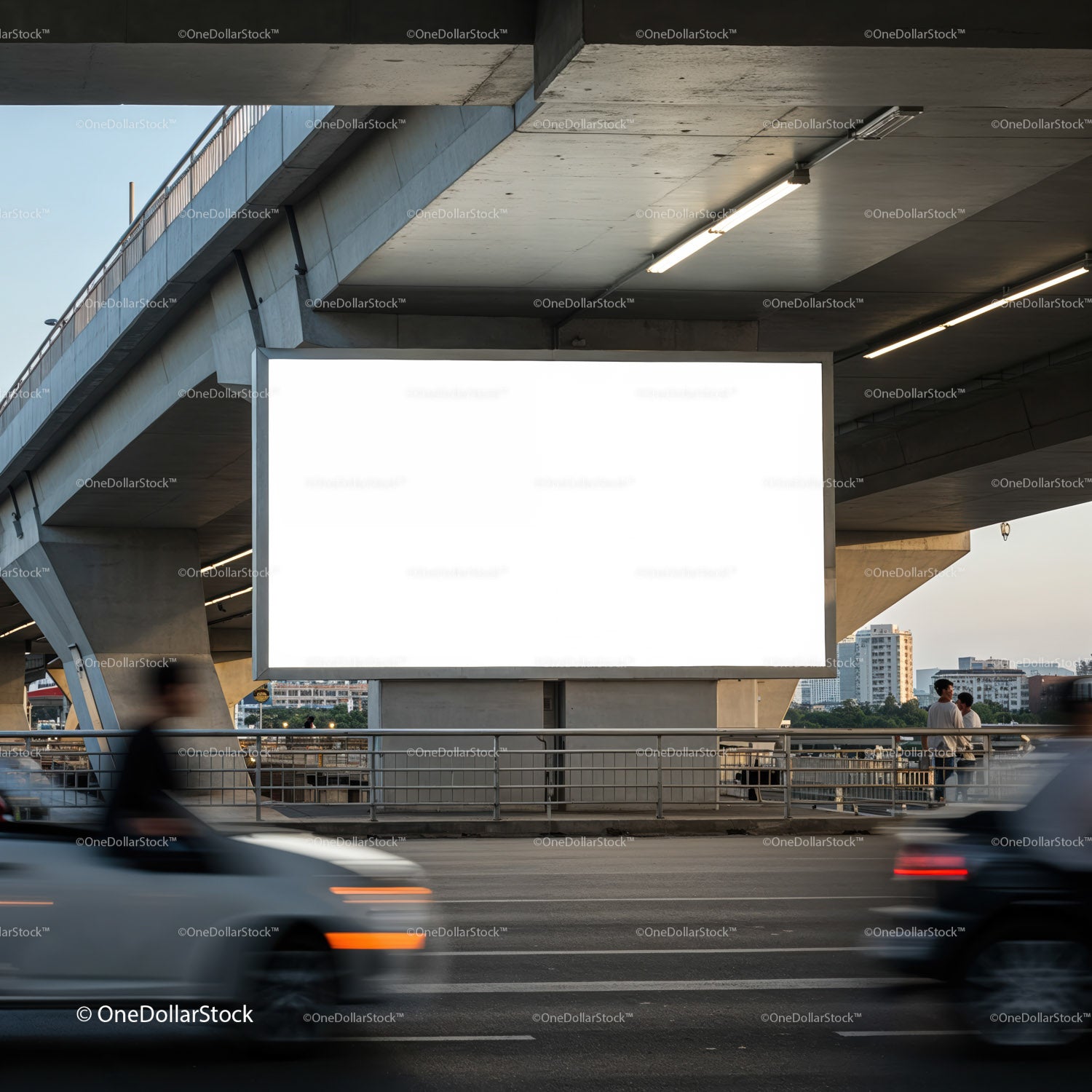 Pusty miejski billboard pod betonowym mostem w ruchu
