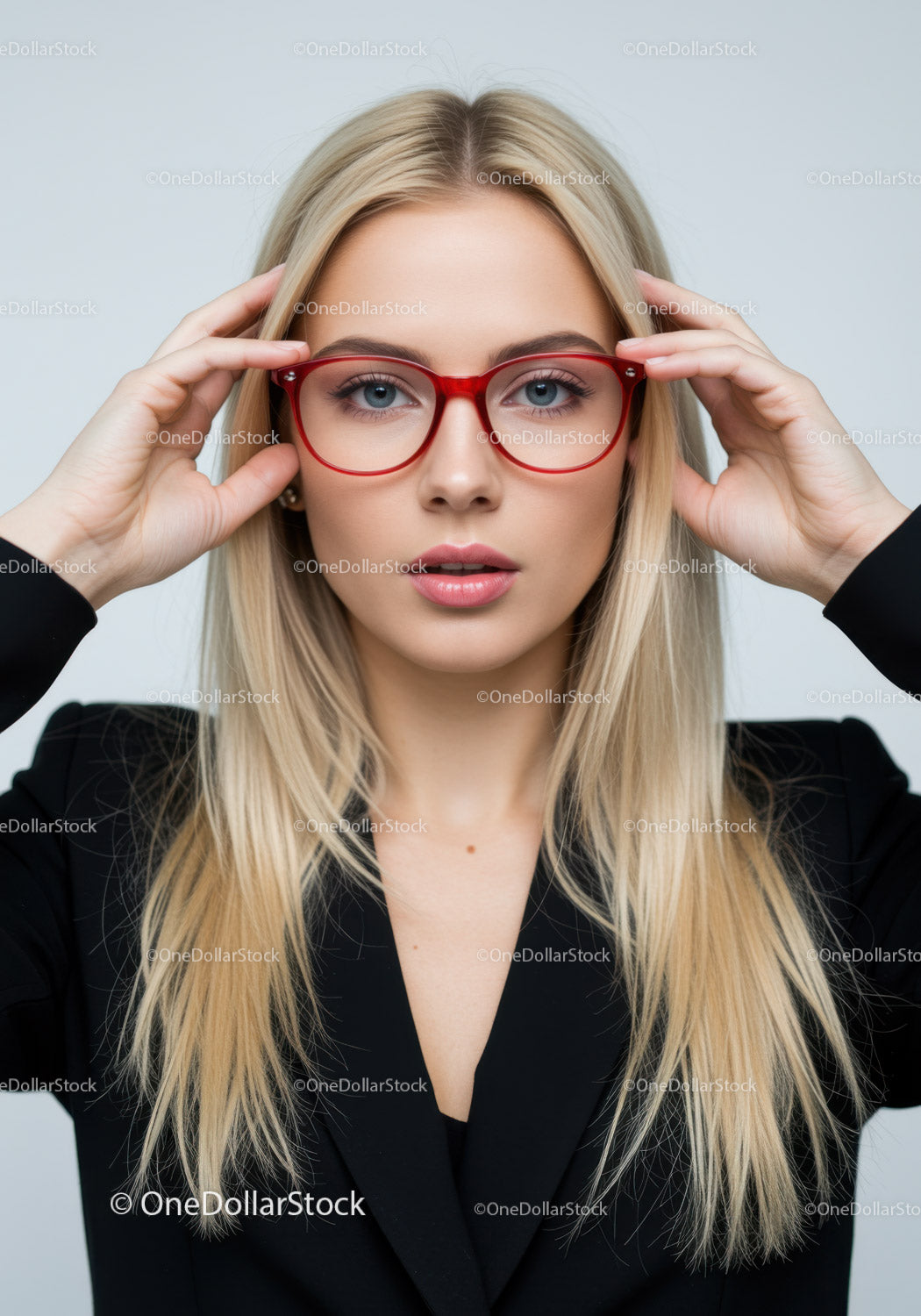 Elegancka młoda kobieta w czerwonych okularach i blond włosach. Portret