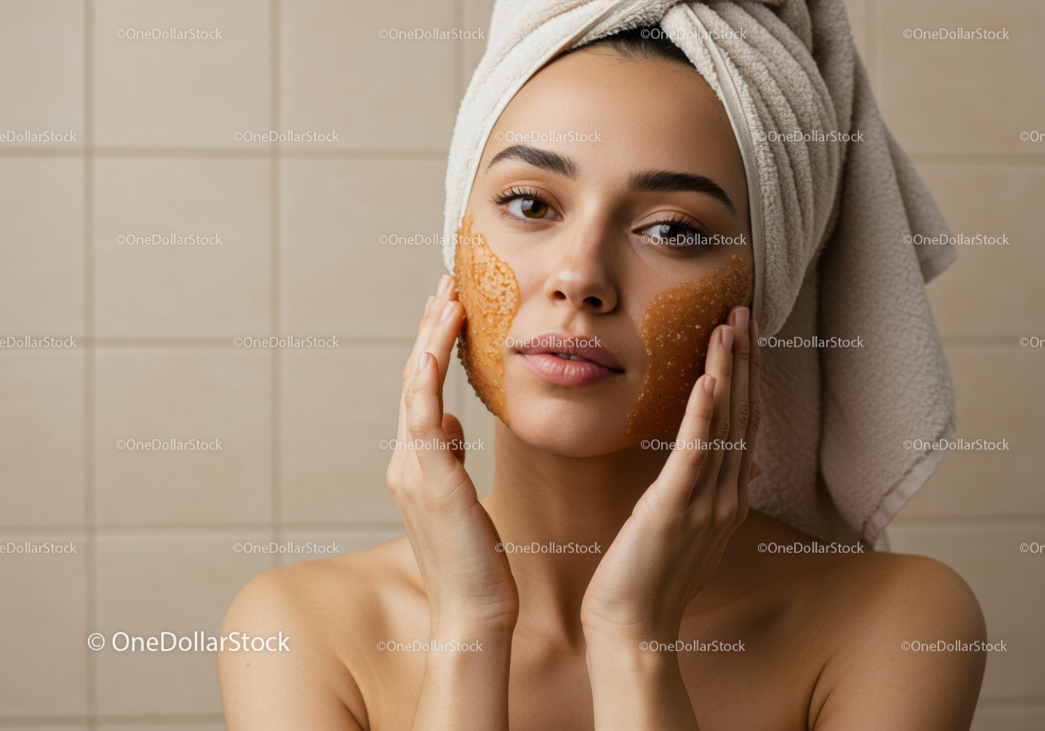Młoda kobieta nakładająca maseczkę na twarz w salonie spa z ręcznikami