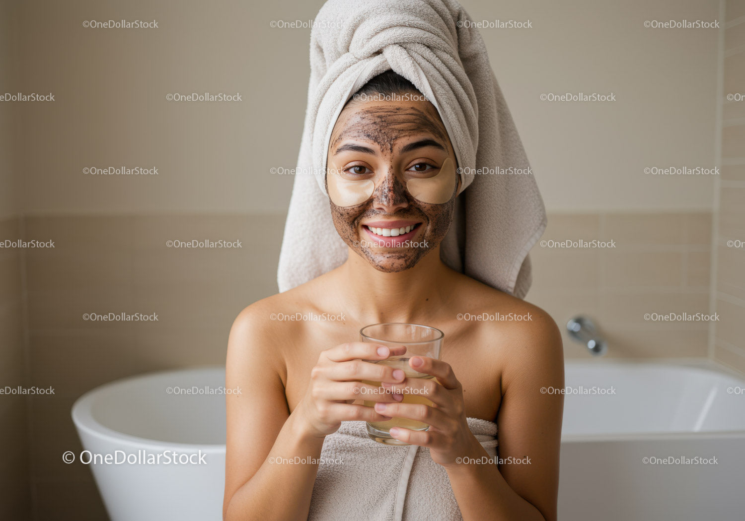 Kobieta z maseczką na twarz i owinięta ręcznikiem w relaksującym otoczeniu spa