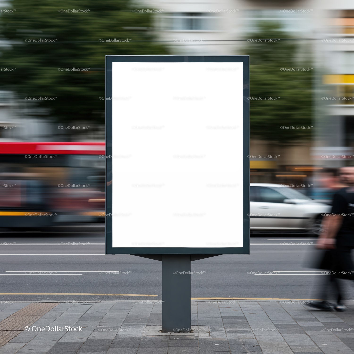Pusta tablica reklamowa na ruchliwej ulicy miejskiej