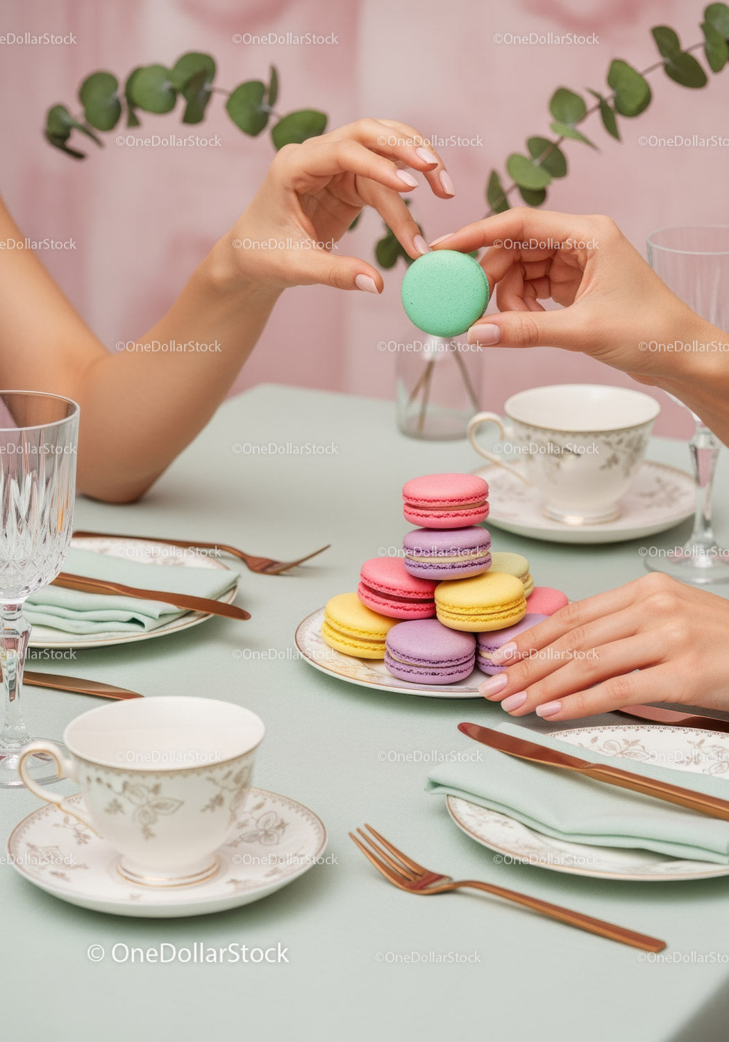 Eleganckie pastelowe makaroniki i zestaw do herbaty z dekoracją w stylu vintage