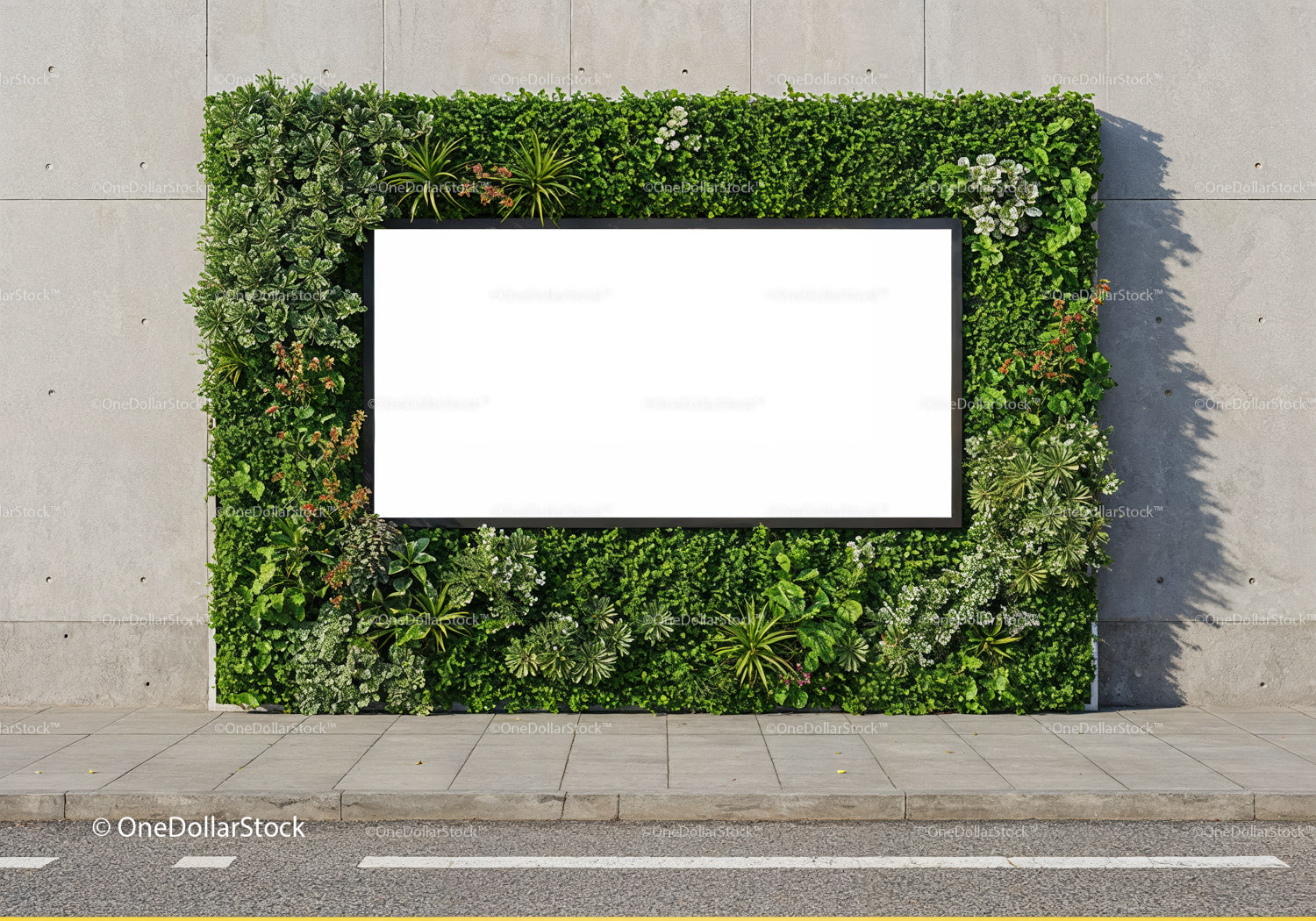 Pusty billboard otoczony bujną zielenią na murze miejskim