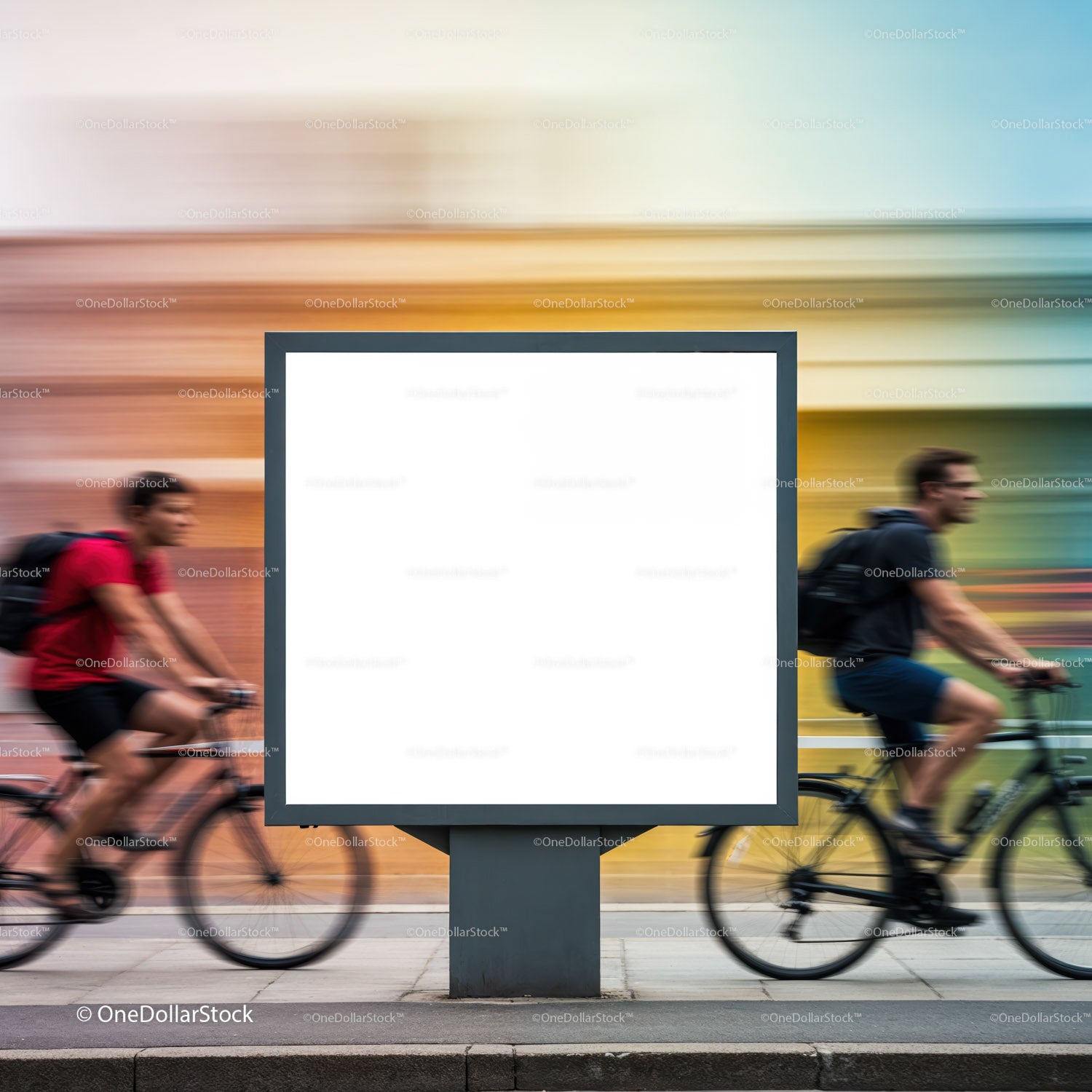 Rowerzyści przejeżdżający obok pustego miejskiego billboardu w ruchu
