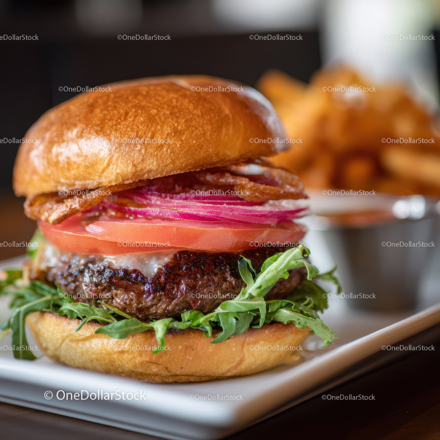 Wykwintny burger wołowy ze świeżymi warzywami i chrupiącym boczkiem