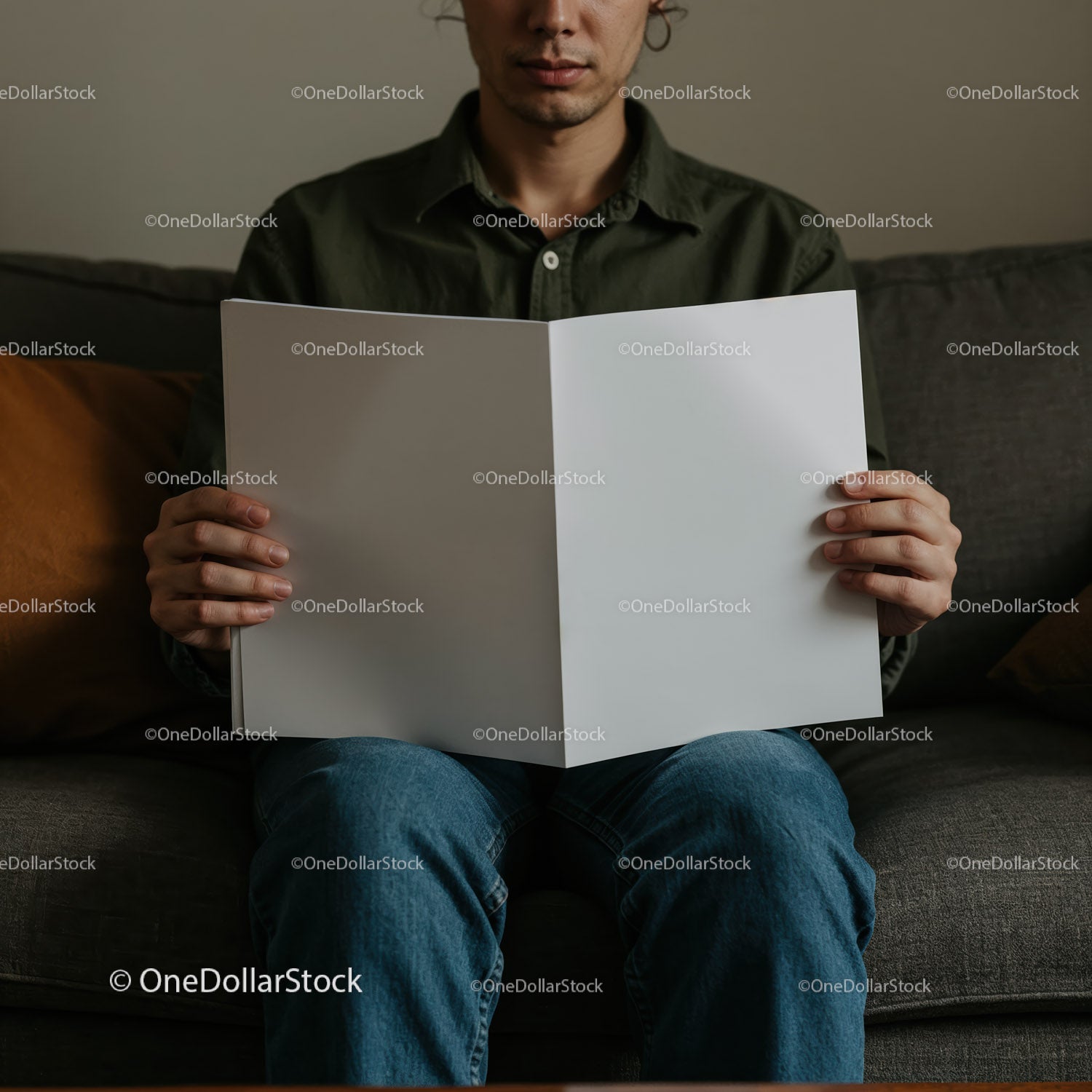 Mężczyzna trzymający pusty magazyn siedzący na kanapie w swobodnym stroju