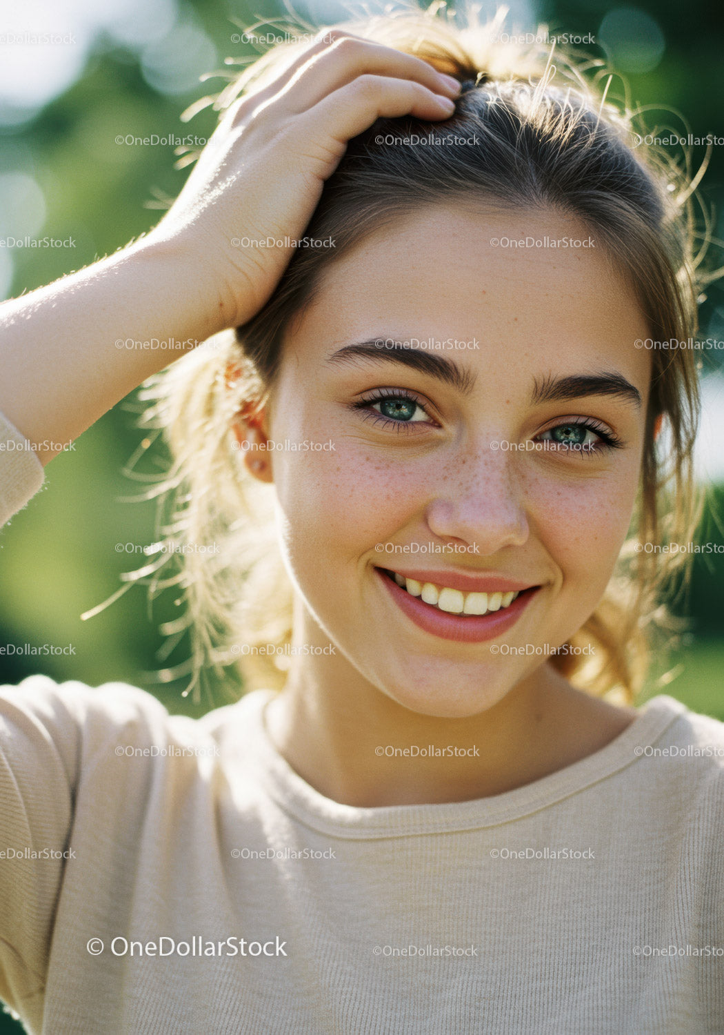 Portret szczęśliwej młodej kobiety uśmiechającej się na zewnątrz w jasnym, naturalnym świetle