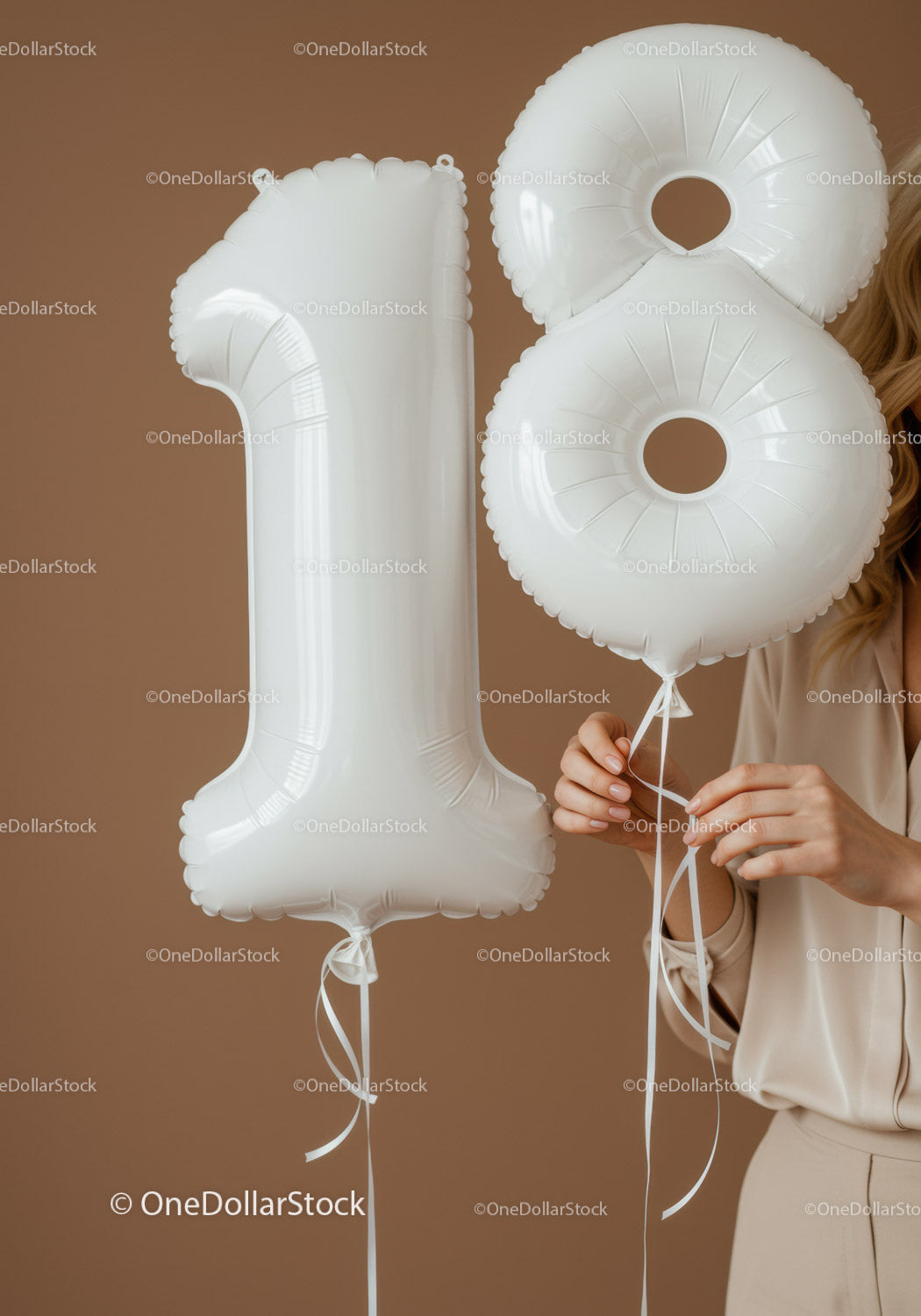 Białe balony z numerem 18 trzymane przez kobietę w neutralnym stroju