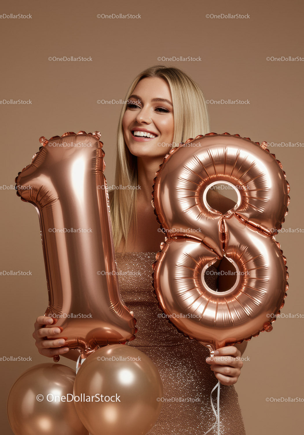 Uśmiechnięta kobieta świętująca osiemnaste urodziny z balonami