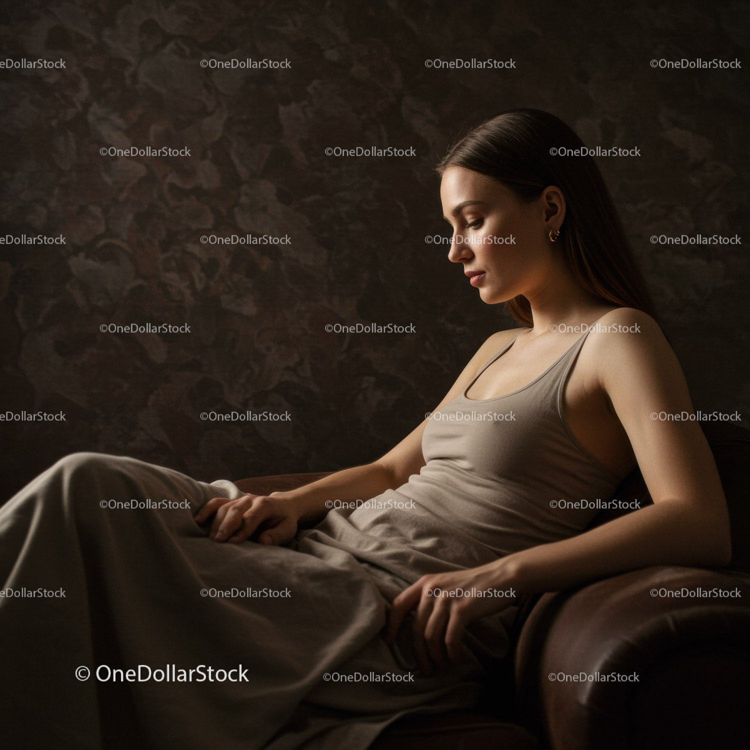 Elegancka kobieta relaksująca się w domu w swobodnym stroju i spokojnej atmosferze