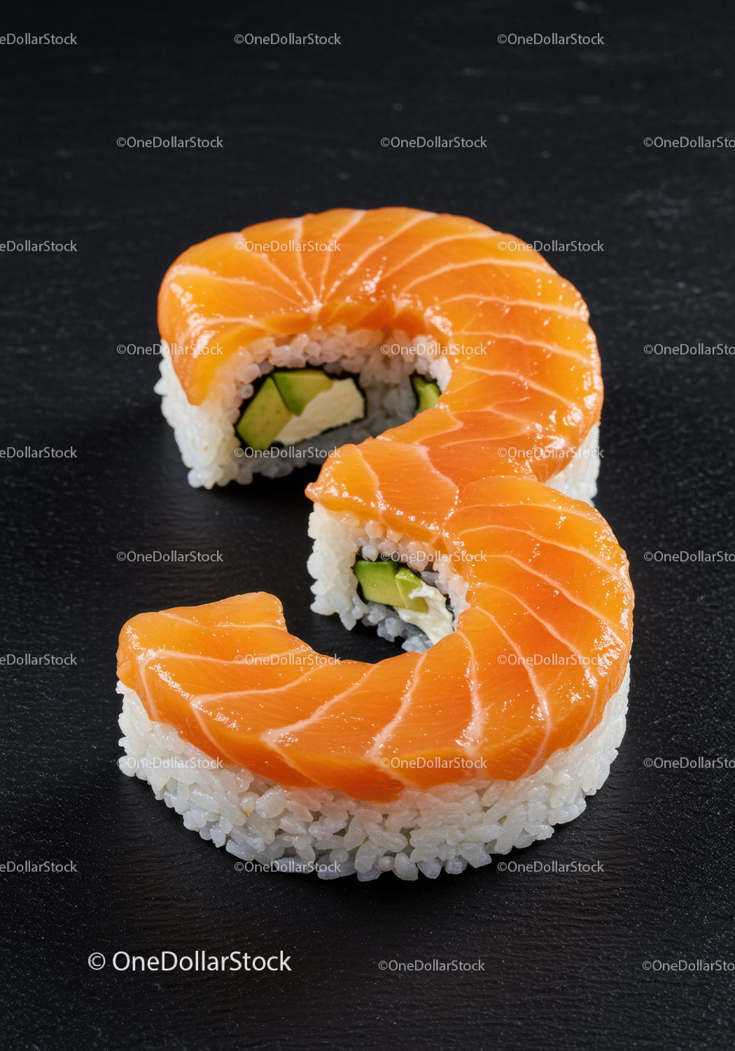 Świeża rolka sushi z łososiem, awokado i serkiem śmietankowym