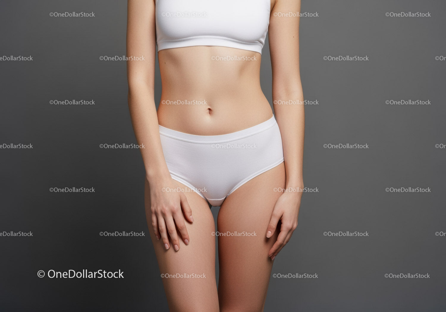Elegancka modelka w białej bieliźnie na minimalistycznym szarym tle