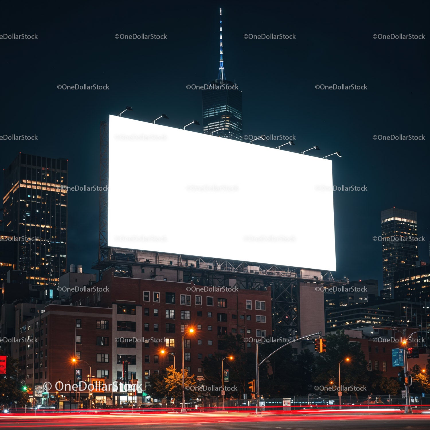 Jasny, pusty billboard w nocnym krajobrazie miejskim