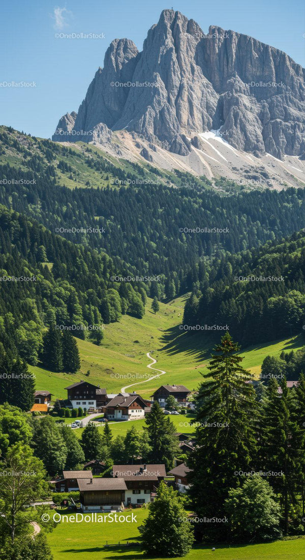 Idylliczna alpejska wioska otoczona wysokimi szczytami gór i zielonymi lasami