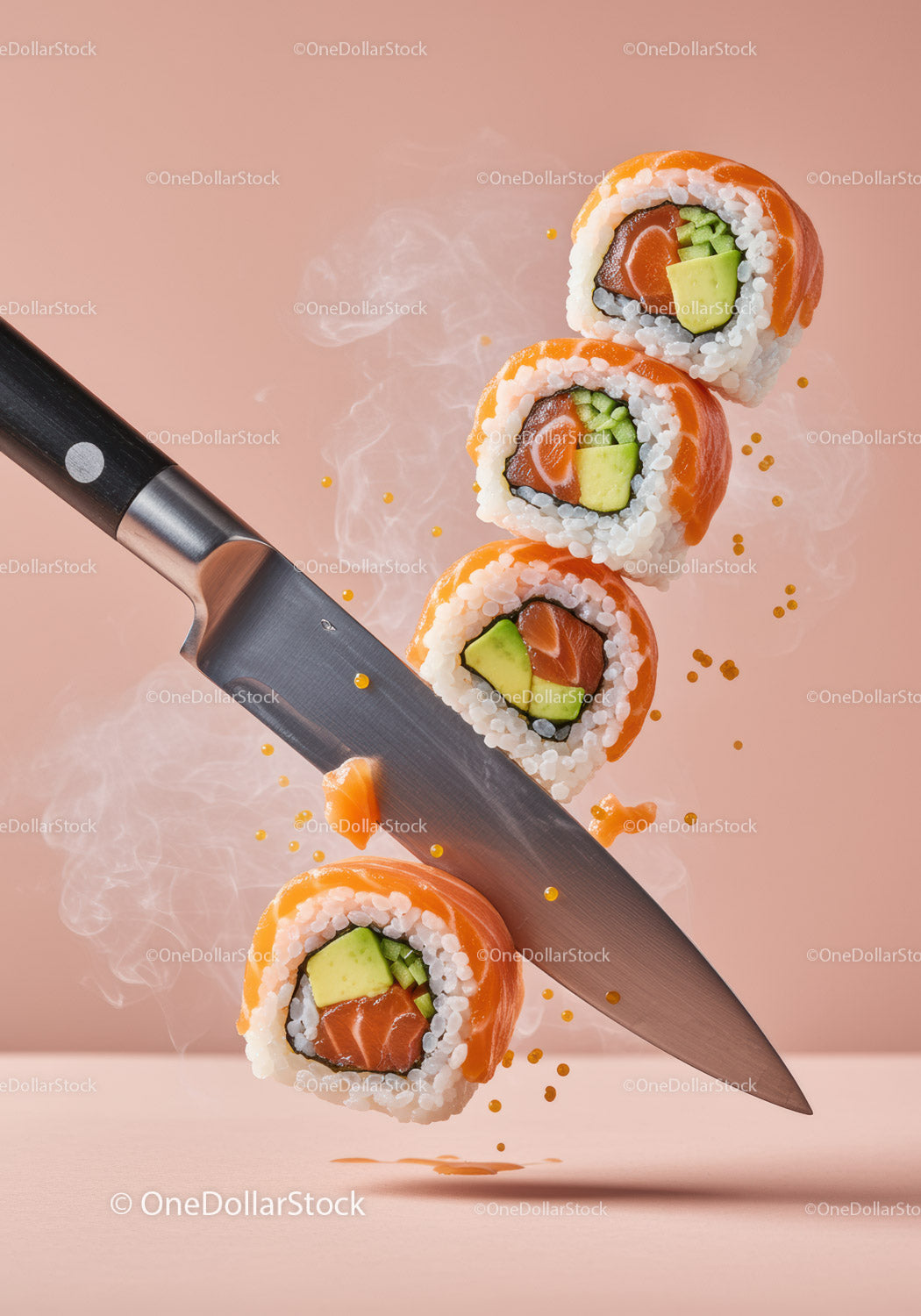 Świeże rolki sushi z łososiem krojone w powietrzu ostrym nożem
