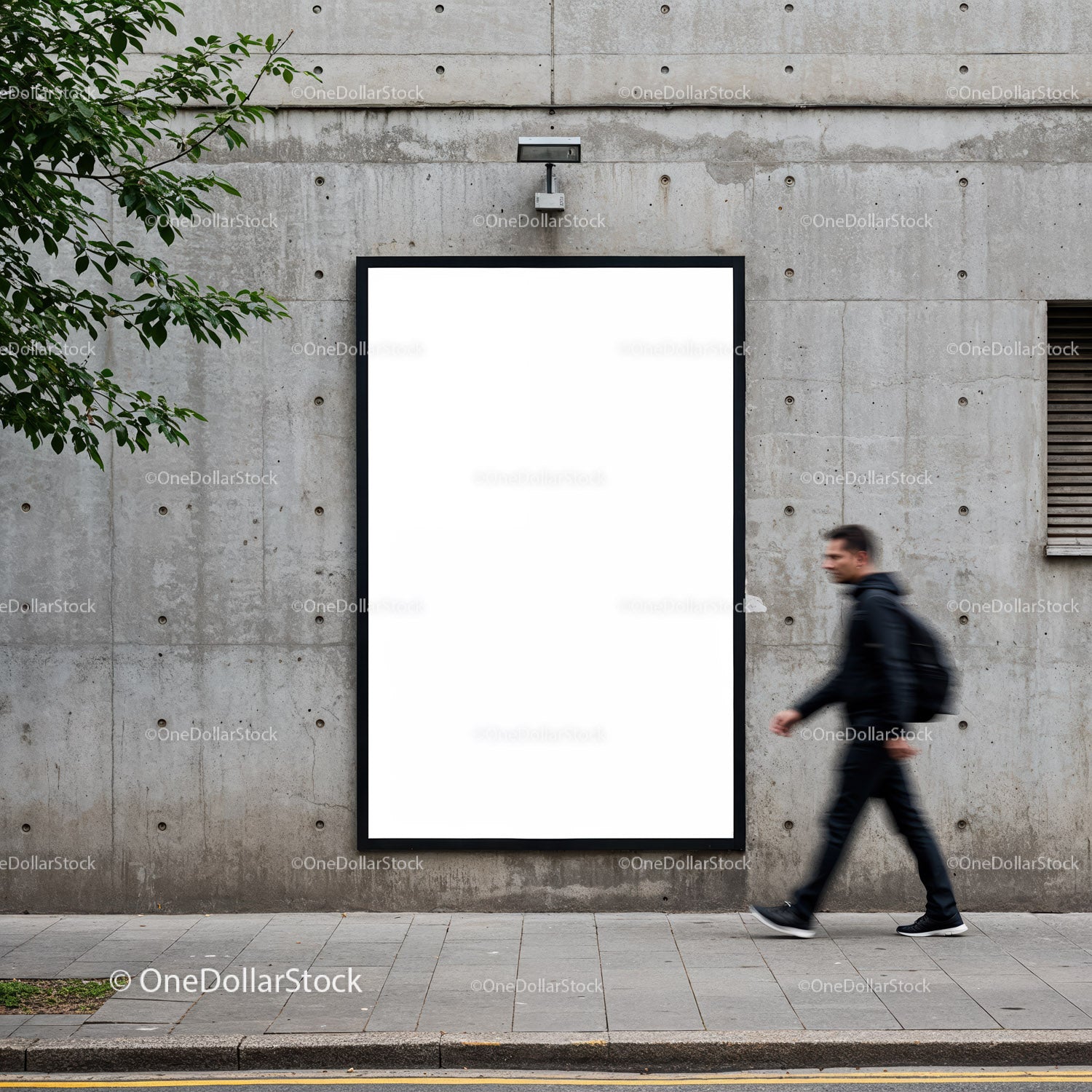 Mężczyzna przechodzi obok pustego, pionowego billboardu na ścianie