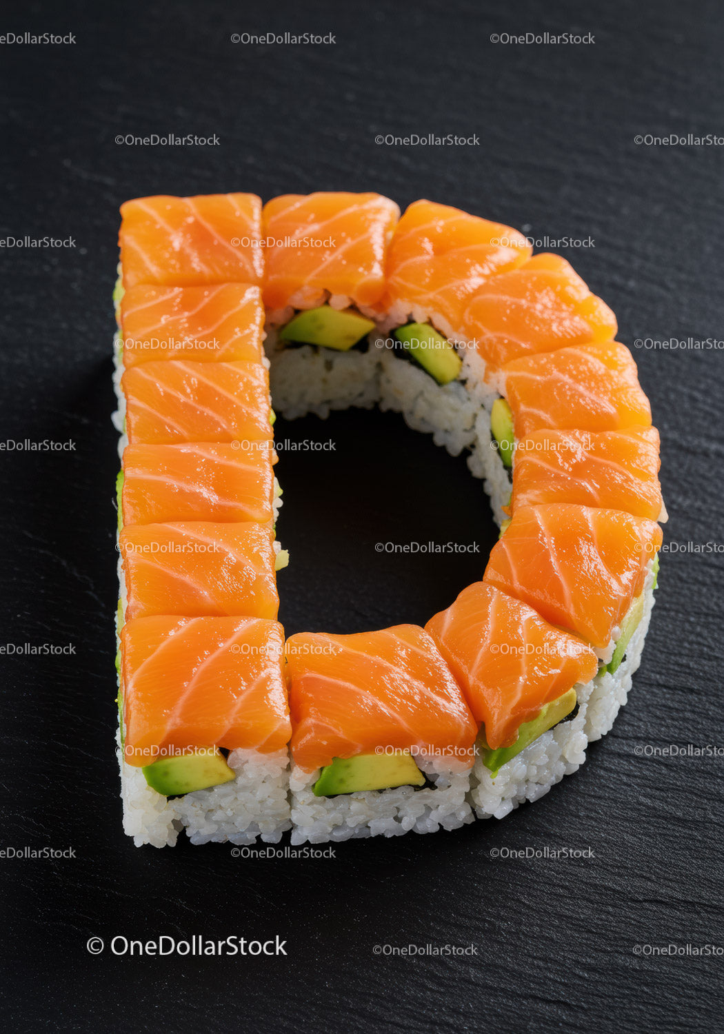 Sushi z łososiem i awokado w kształcie litery D na czarnym tle