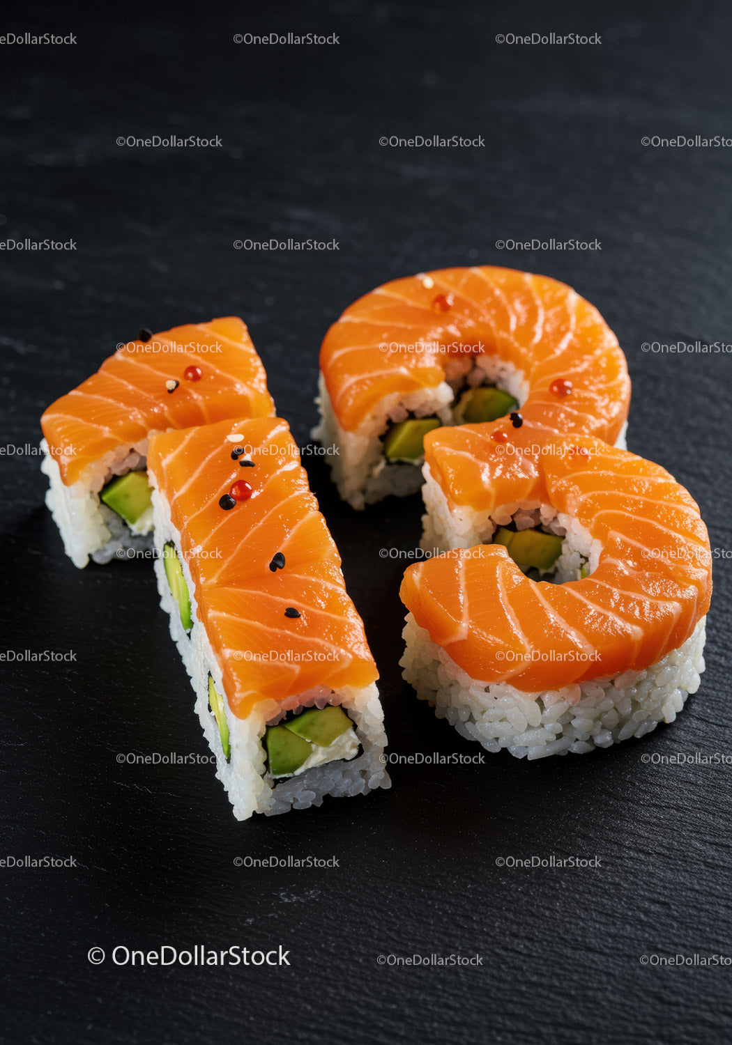 Świeże sushi z łososiem ułożone w numer 18 na łupku