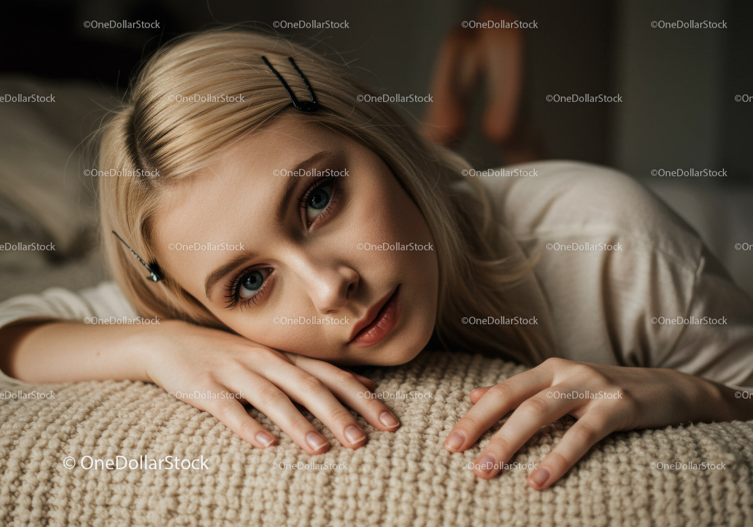 Młoda kobieta relaksująca się na dywanie z blond włosami i niebieskimi oczami