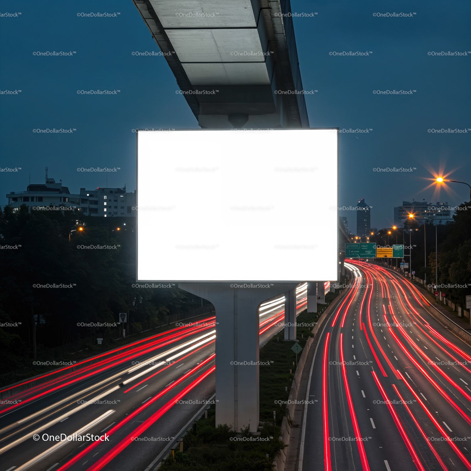 Pusty, oświetlony billboard nad ruchliwą autostradą w nocy