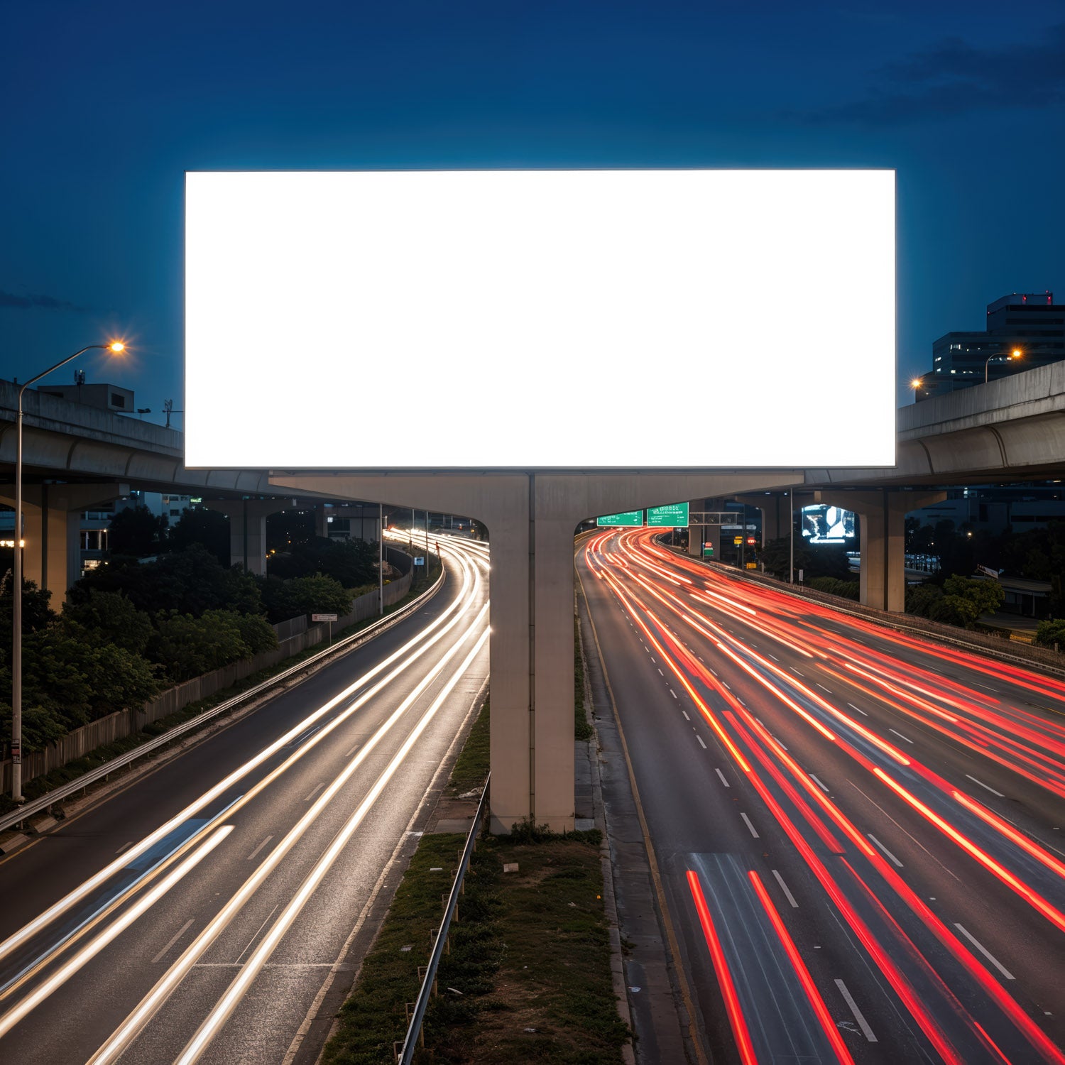 Pusty, oświetlony billboard nad ruchliwą autostradą miejską w nocy
